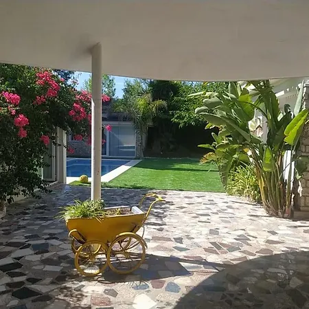 Con Jardin Y Piscina Muy Cerca De Valencia