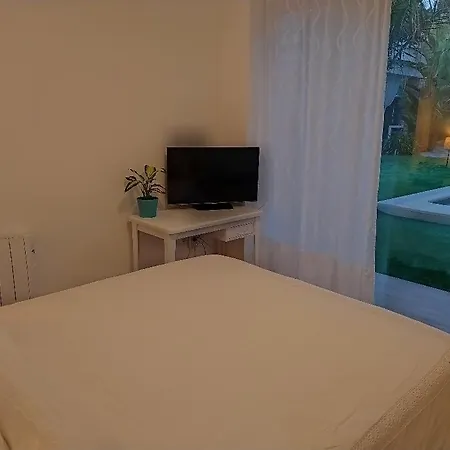 Con Jardin Y Piscina Muy Cerca De Valencia Paterna