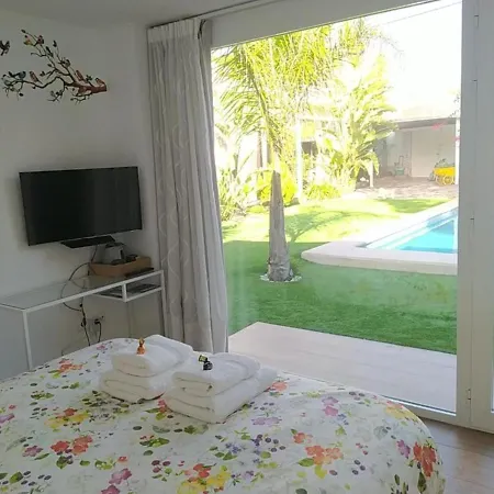 Con Jardin Y Piscina Muy Cerca De Valencia Homestay
