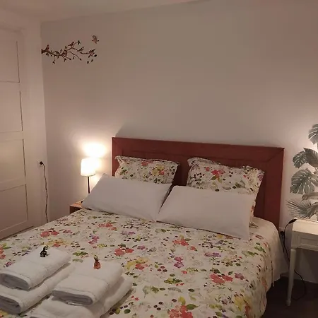 Con Jardin Y Piscina Muy Cerca De Valencia